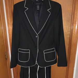 Skirt suit